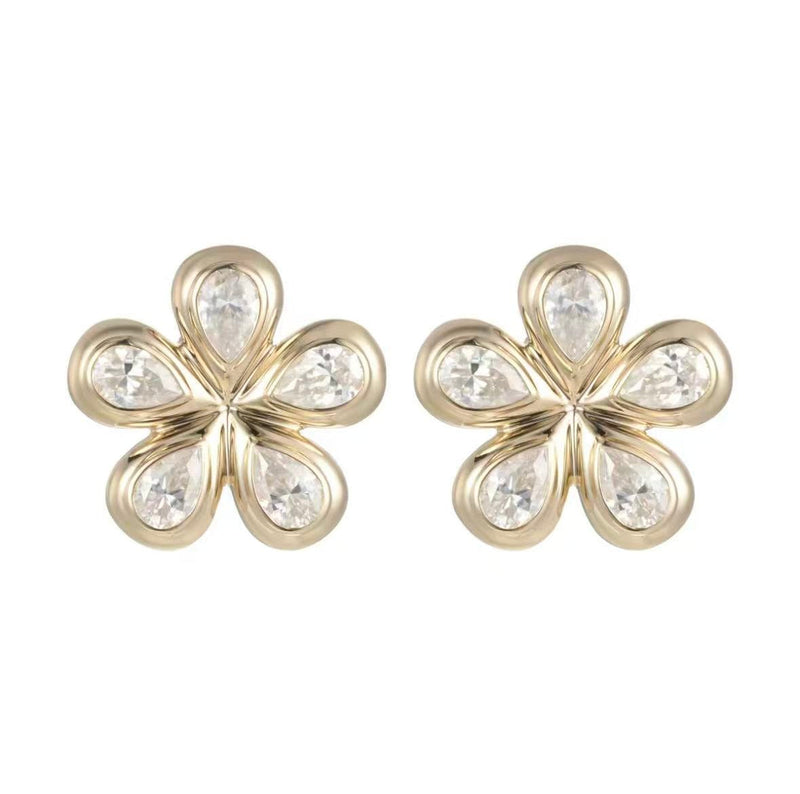 Pair of gold flower-shaped earrings with lab diamonds set in 14K yellow gold. Designed by Palm Beach jewelers Pelimingo Palm Beach. Palm Beach style, flower blossom, fine jewlery